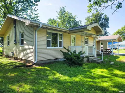 325 Campbell Ave, Flora, IL 62839