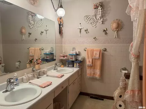 707 W Sylvia St, Christopher, IL 62822 photo 20