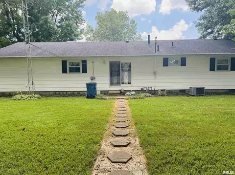 707 W Sylvia St, Christopher, IL 62822 photo 4