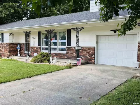 707 W Sylvia St, Christopher, IL 62822 photo 3