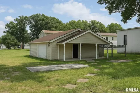 506 S 4th St, Elkville, IL 62932