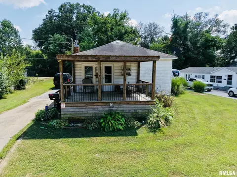 1104 W Webster St, Benton, IL 62812