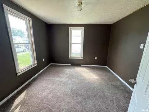 145 E Prairie St, Centralia, IL 62801 photo 2