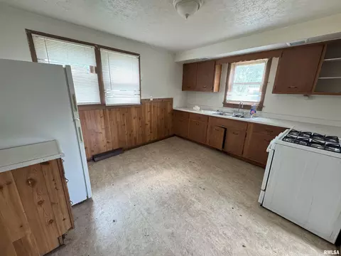 145 E Prairie St, Centralia, IL 62801 photo 7