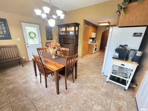 123 E Washington St, Flora, IL 62839 photo 3