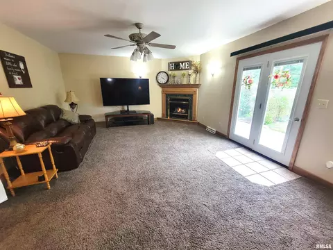 123 E Washington St, Flora, IL 62839 photo 4