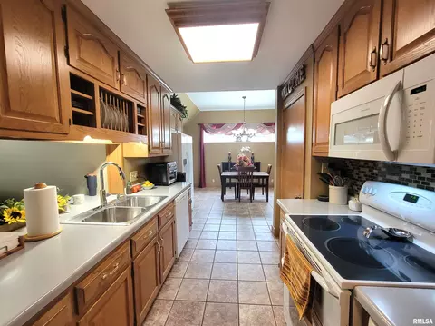 123 E Washington St, Flora, IL 62839 photo 2