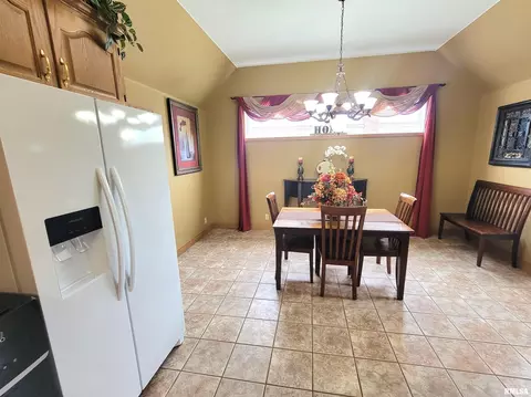 123 E Washington St, Flora, IL 62839 photo 14