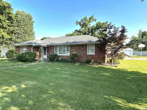 1 Charles Dr, Centralia, IL 62801
