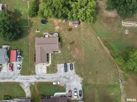 303 W Blake St, Benton, IL 62812