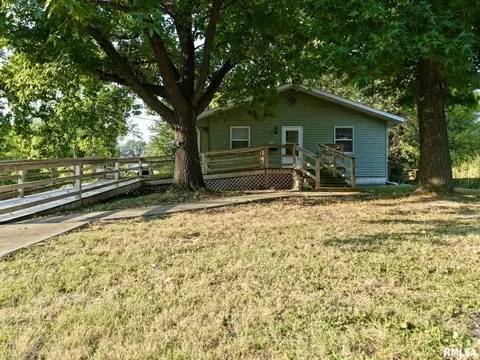724 Division St, Benton, IL 62812