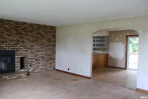 412 S Main St, Iuka, IL 62849 photo 12