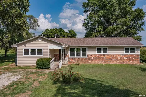 412 S Main St, Iuka, IL 62849