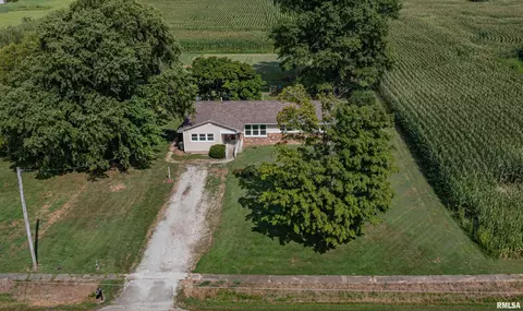 412 S Main St, Iuka, IL 62849 photo 2