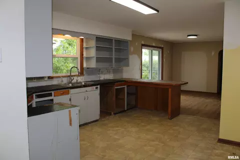 412 S Main St, Iuka, IL 62849 photo 18