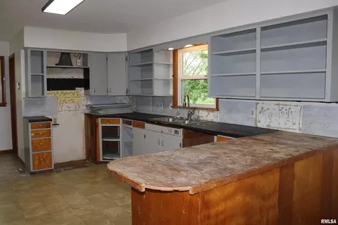 412 S Main St, Iuka, IL 62849 photo 17