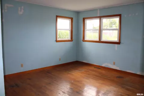 412 S Main St, Iuka, IL 62849 photo 32