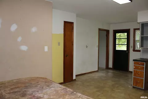412 S Main St, Iuka, IL 62849 photo 24