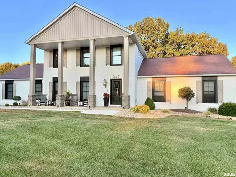 7 Clearlake Dr, Centralia, IL 62801