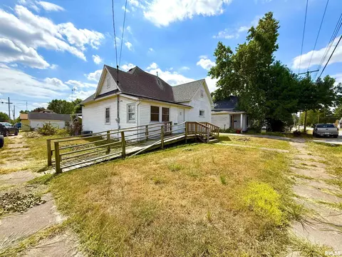 402 W Sylvester St, Christopher, IL 62822