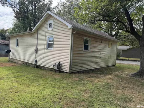702 Carbon St, Benton, IL 62812