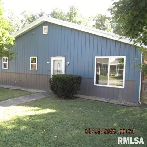 406 N 10th St, Benton, IL 62812