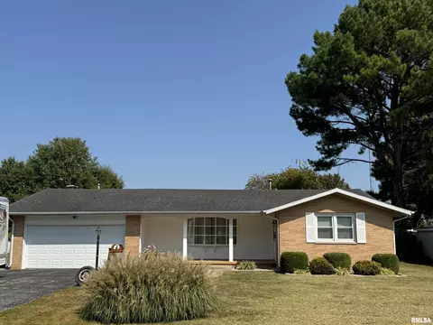 27 Holly Ln, Flora, IL 62839