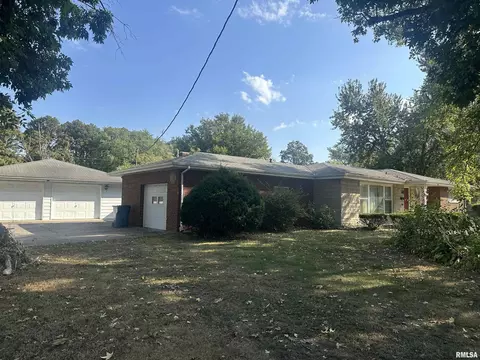 341 Mcfall St, Benton, IL 62812