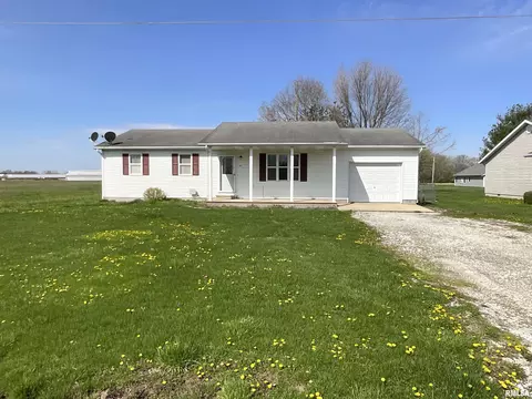 425 S Main St, Saint Elmo, IL 62458