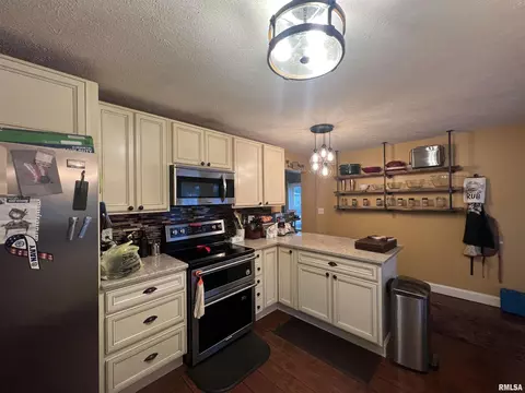 203 W Scranton Ave, Pittsburg, IL 62974 photo 6
