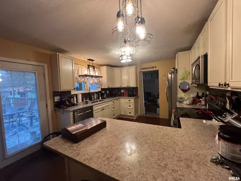 203 W Scranton Ave, Pittsburg, IL 62974 photo 5
