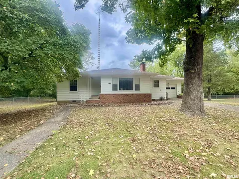 1103 N Maple St, Benton, IL 62812
