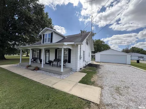 619 E 1st St, Kinmundy, IL 62854