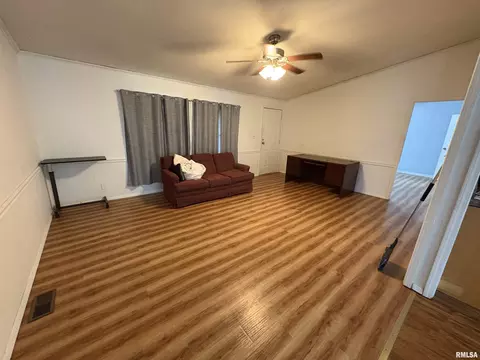 308 E Prairie St, Centralia, IL 62801 photo 2
