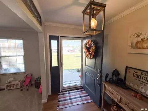 Entry Way - 612 E 12th St, Flora, IL 62839 photo 2 of 10