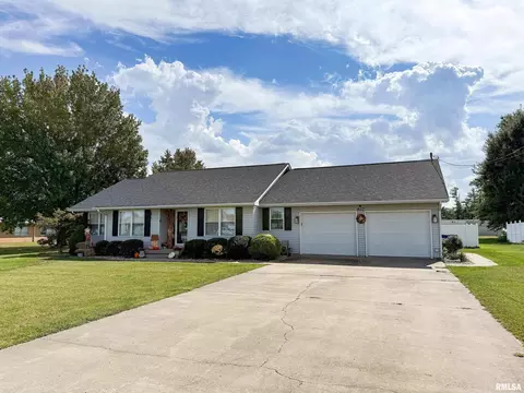 612 E 12th St, Flora, IL 62839