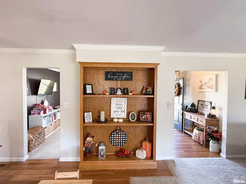 Entry Way - 612 E 12th St, Flora, IL 62839 photo 5 of 10