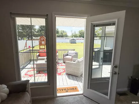 Entry Way - 612 E 12th St, Flora, IL 62839 photo 4 of 10