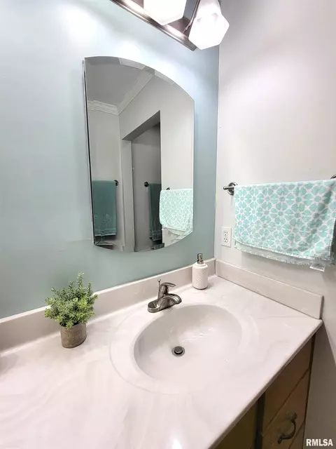 Bath - 612 E 12th St, Flora, IL 62839 photo 2 of 8