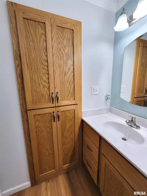 Bath - 612 E 12th St, Flora, IL 62839 photo 3 of 8