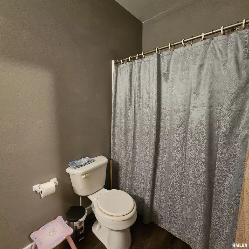 Bath - 1406 S 12th St, Mount Vernon, IL 62864 photo 2 of 2