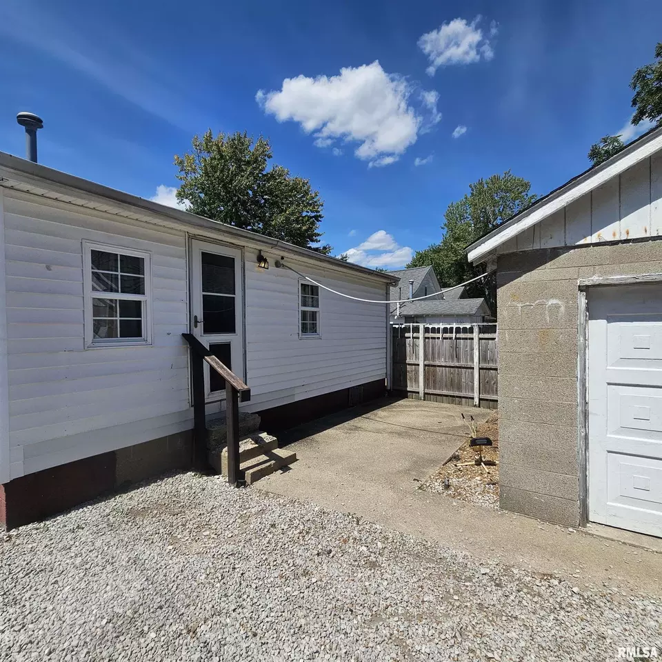 Exterior - 1406 S 12th St, Mount Vernon, IL 62864 photo 3 of 4