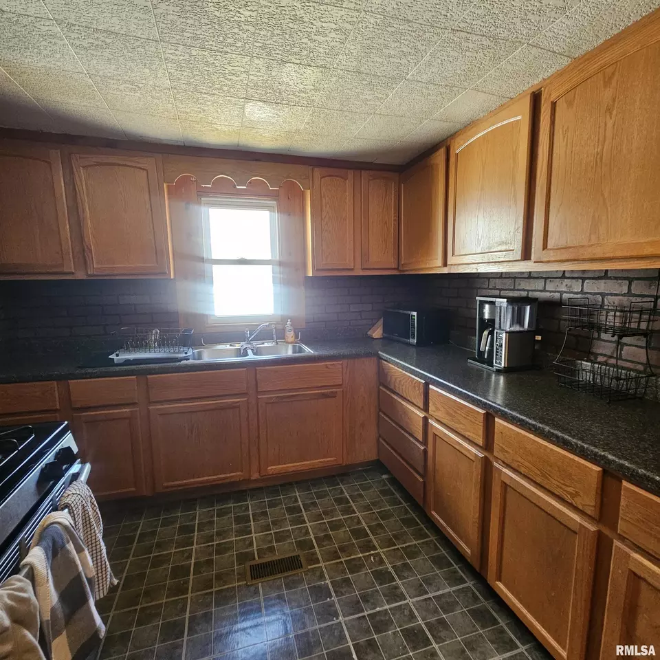 Kitchen - 1406 S 12th St, Mount Vernon, IL 62864 photo 2 of 2