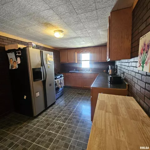 Kitchen - 1406 S 12th St, Mount Vernon, IL 62864 photo 1 of 2