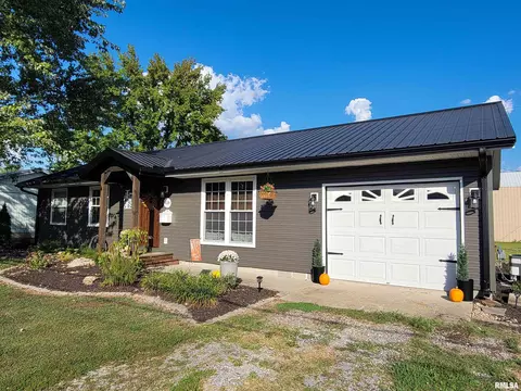 616 Seminary St, Flora, IL 62839