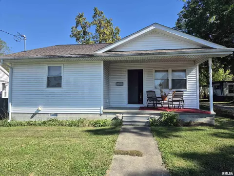 1116 S Land St, Harrisburg, IL 62946