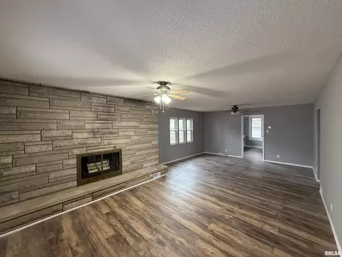 315 S Pullen St, Centralia, IL 62801 photo 2