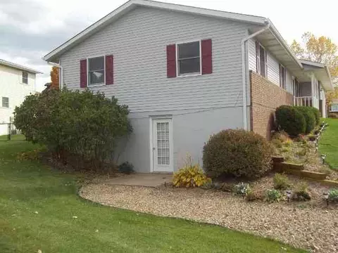 901 Cedar Ct, Eureka, IL 61530 photo 2