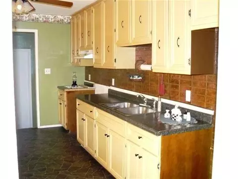 1207 E Locust, Canton, IL 61520 photo 3