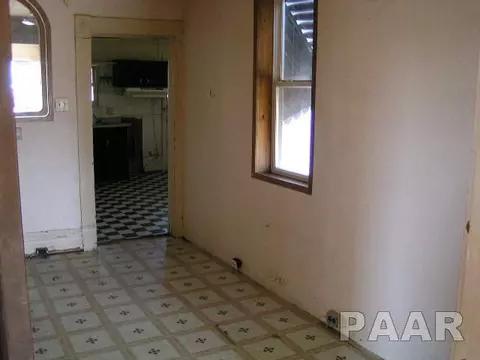 241 E Spruce St, Canton, IL 61520 photo 8